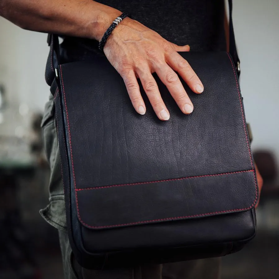 AUSTIN Messenger Bag – Black/Red