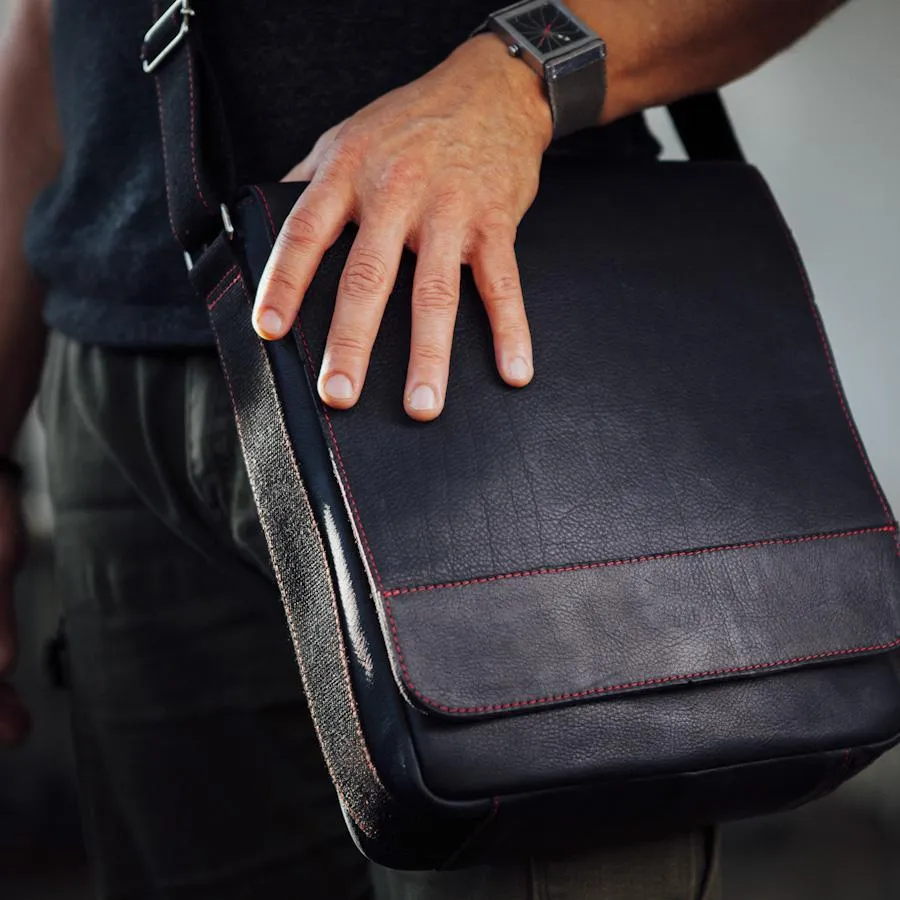 AUSTIN Messenger Bag – Black/Red