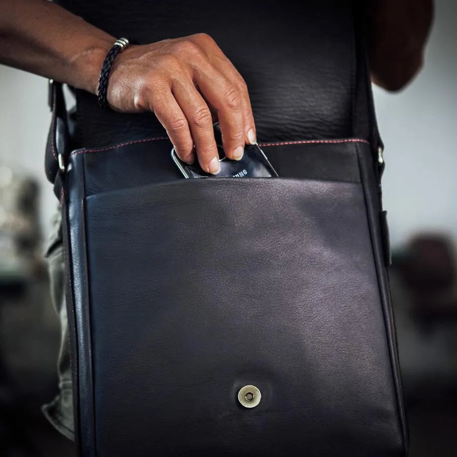 AUSTIN Messenger Bag – Black/Red